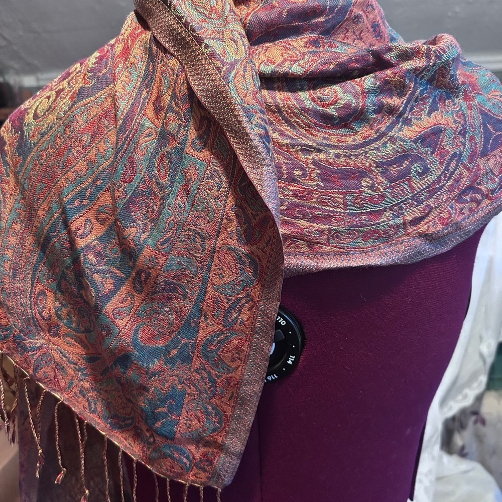 A modern paisley-patterned pashmina-style shawl with fringe.- preloved